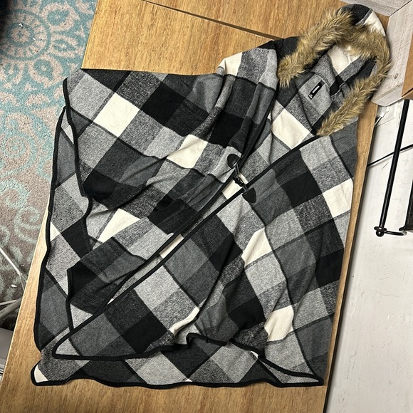 Torrid like new fleece plaid hooded cover up black white toggle front poncho - Picture 3 of 6